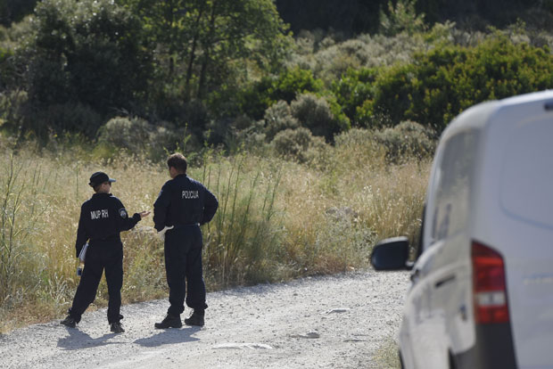 КОМБИ СА МИГРАНТИМА СЛЕТЕО У РЕКУ: Погинула жена, возач побегао у минско поље